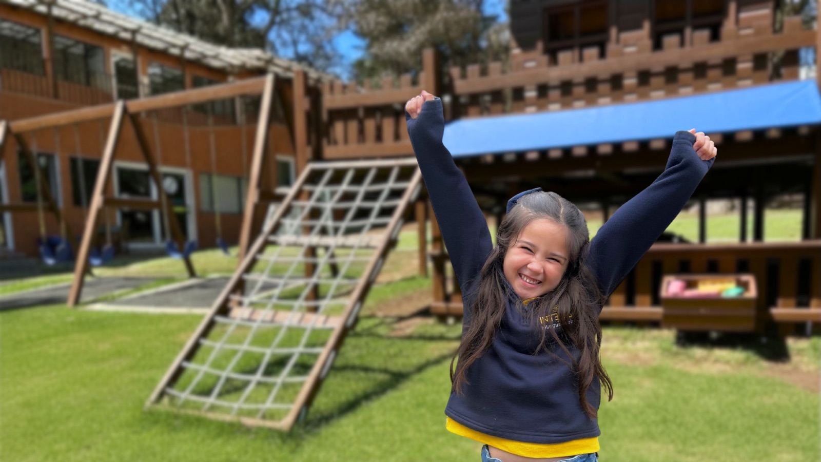 Niña en el área de juegos
