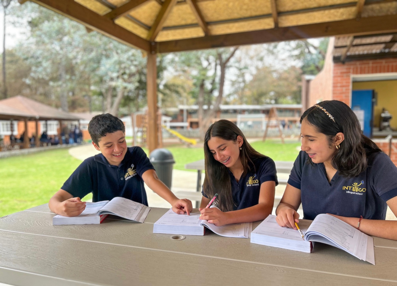 Estudiantes estudiando en un kiosko al aire libre